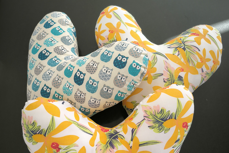 Coussins coeur cousus pour les associations contre le cancer du sein